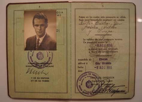 Foto del pasaporte venezolano de Heufer. Se puede apreciar la fecha en que le fue expedido. Es decir que en agosto de 1955 ya era ciudadano venezolano.
